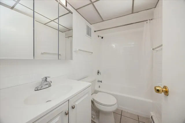 $179,000 | 9821 South Cicero Avenue, Unit 8, Oak Lawn, IL 60453