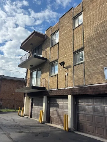 $179,000 | 9821 South Cicero Avenue, Unit 8, Oak Lawn, IL 60453
