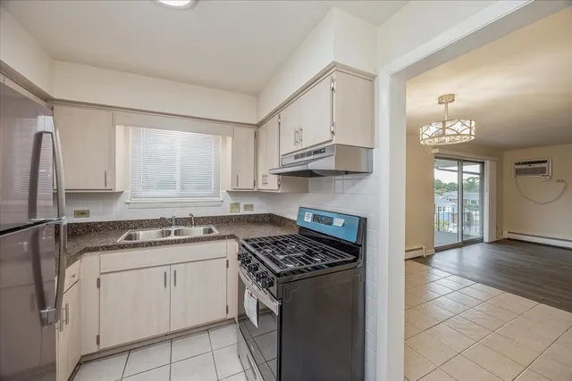 $179,000 | 9821 South Cicero Avenue, Unit 8, Oak Lawn, IL 60453