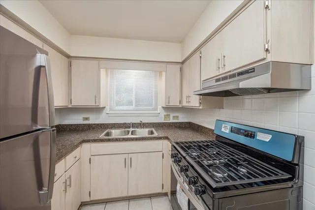 $179,000 | 9821 South Cicero Avenue, Unit 8, Oak Lawn, IL 60453