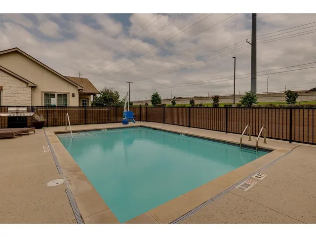 $1,690 | 2400 Louis Henna Boulevard, Unit 301, Round Rock, TX 78664