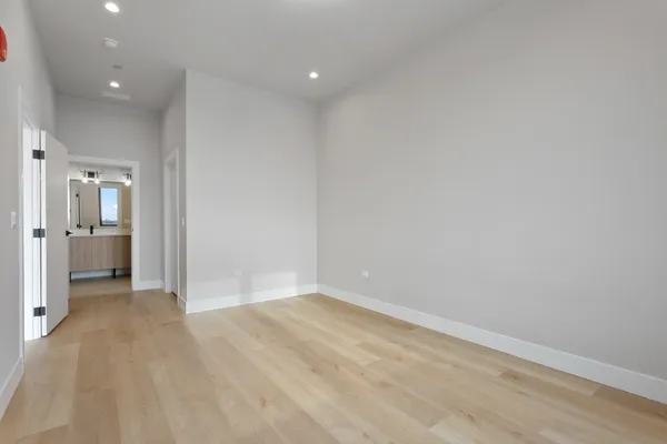 $3,650 | 2505 West Farragut Avenue, Unit 410, Chicago, IL 60625