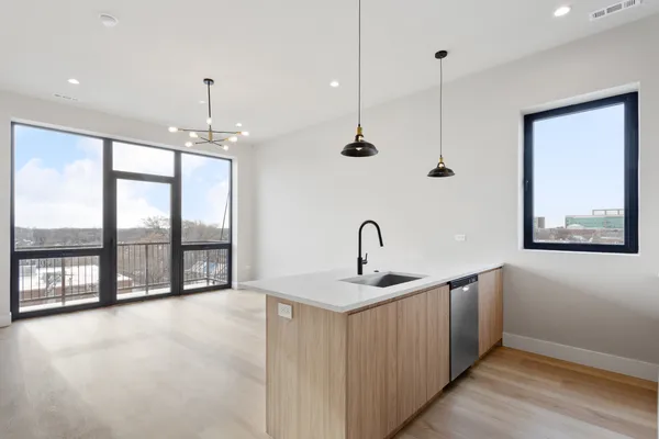 $3,650 | 2505 West Farragut Avenue, Unit 410, Chicago, IL 60625