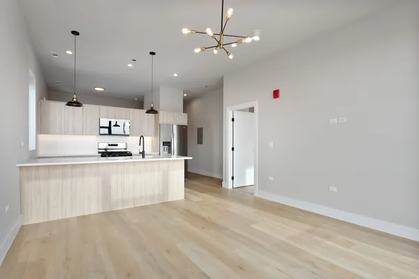 $3,650 | 2505 West Farragut Avenue, Unit 410, Chicago, IL 60625