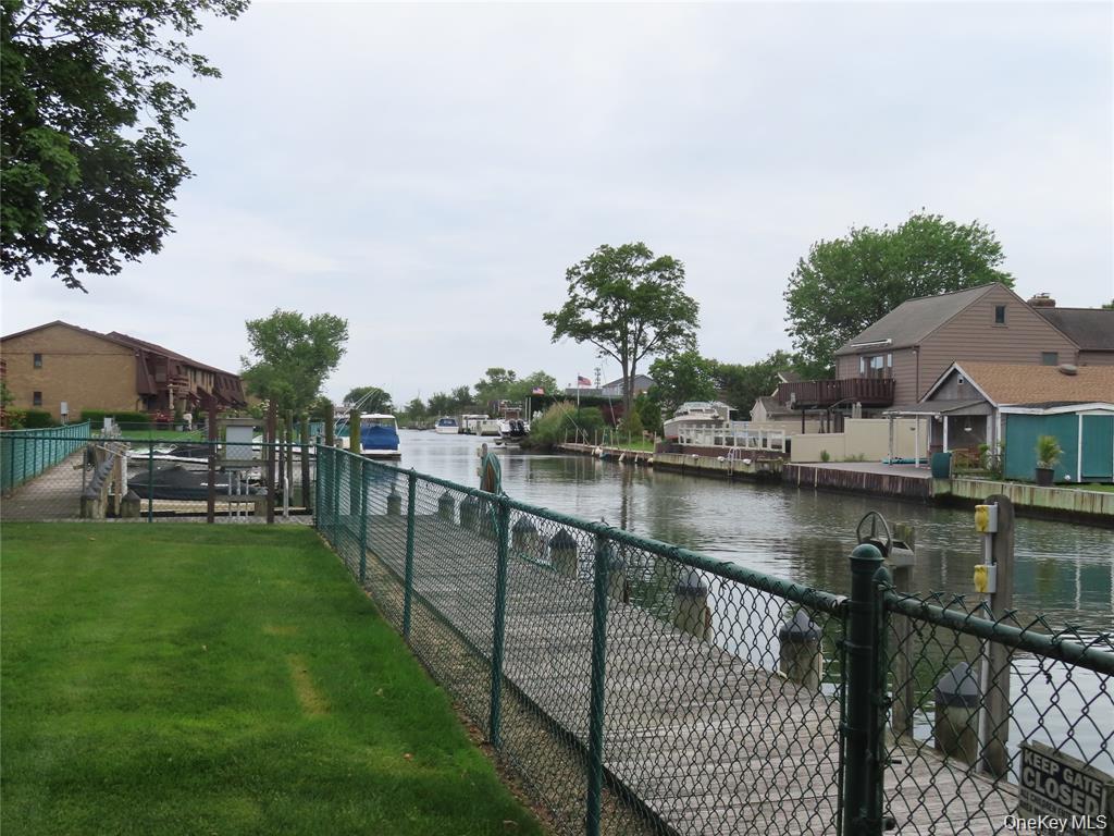 103 Mariners Way Copiague, NY 11726 - Photo 10 of 10