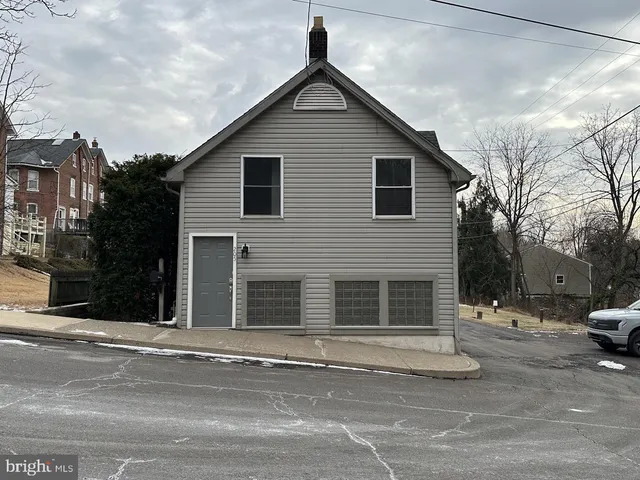 $2,145 | 205 South 7th Street, Perkasie, PA 18944