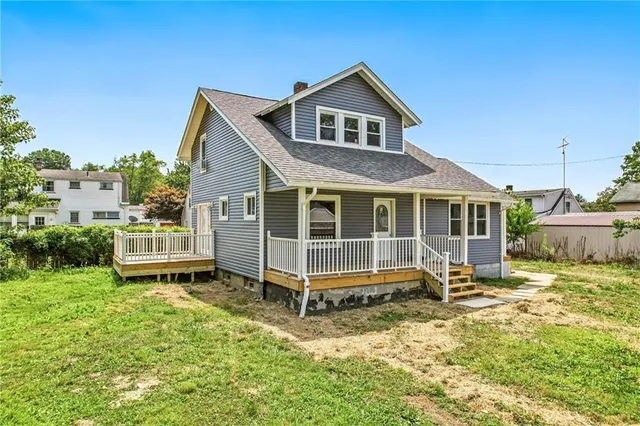 a view of a house with a yard