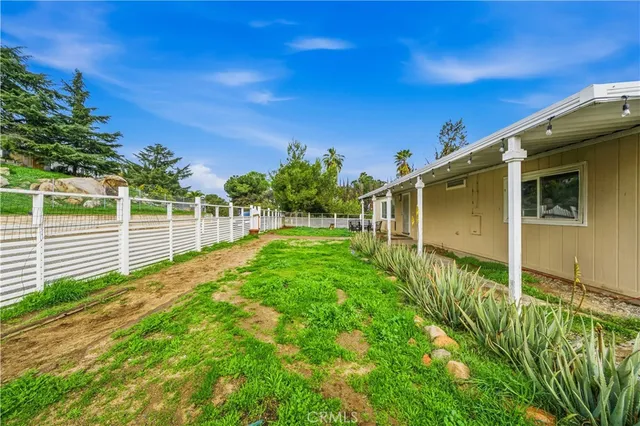 a view of a backyard