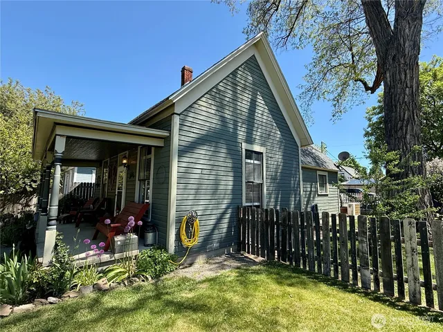 a view of a house with backyard and sitting area