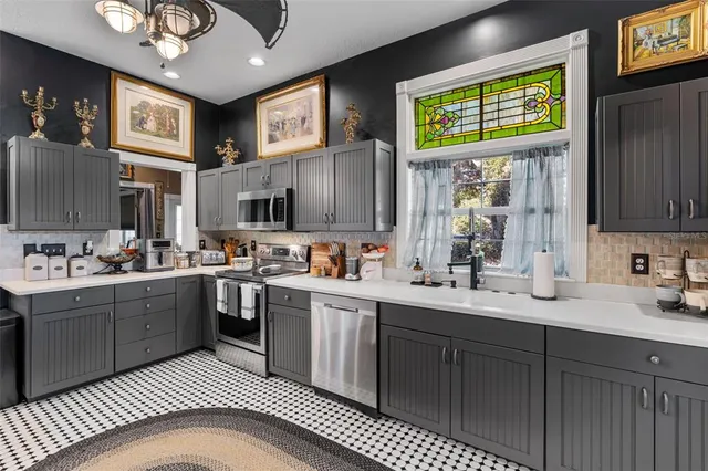 $565,000 | 126 East Palmetto Avenue, Howey-in-the-Hills, FL 34737