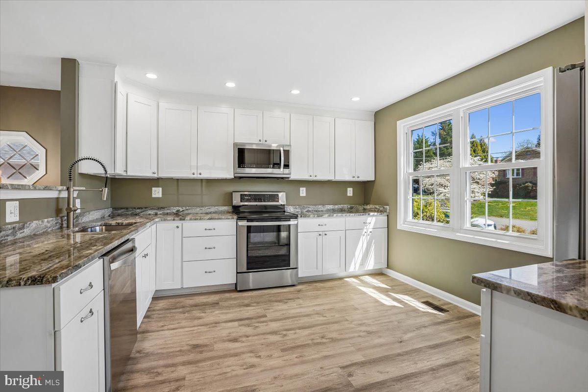 6904 Chelsea Road McLean, VA 22101 - Photo 2 of 15 Bright and modern kitchen oasis.