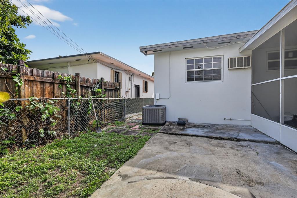 269 Northeast 110th Terrace Miami, FL 33161 - Photo 33 of 36