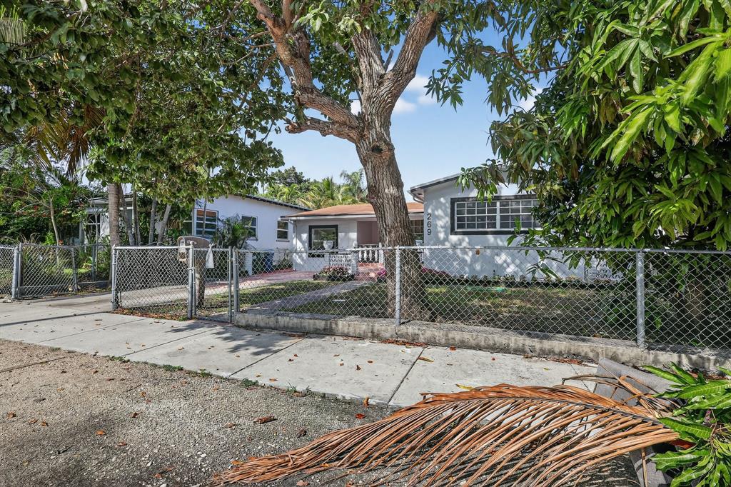 269 Northeast 110th Terrace Miami, FL 33161 - Photo 4 of 36