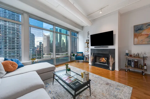 $395,000 | 333 North Canal Street, Unit 1306, Chicago, IL 60606