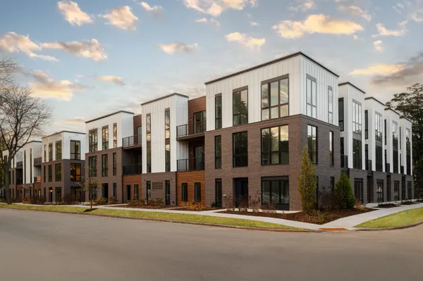 $5,800 | 600 East Henry Clay Street, Unit A1, Whitefish Bay, WI 53217