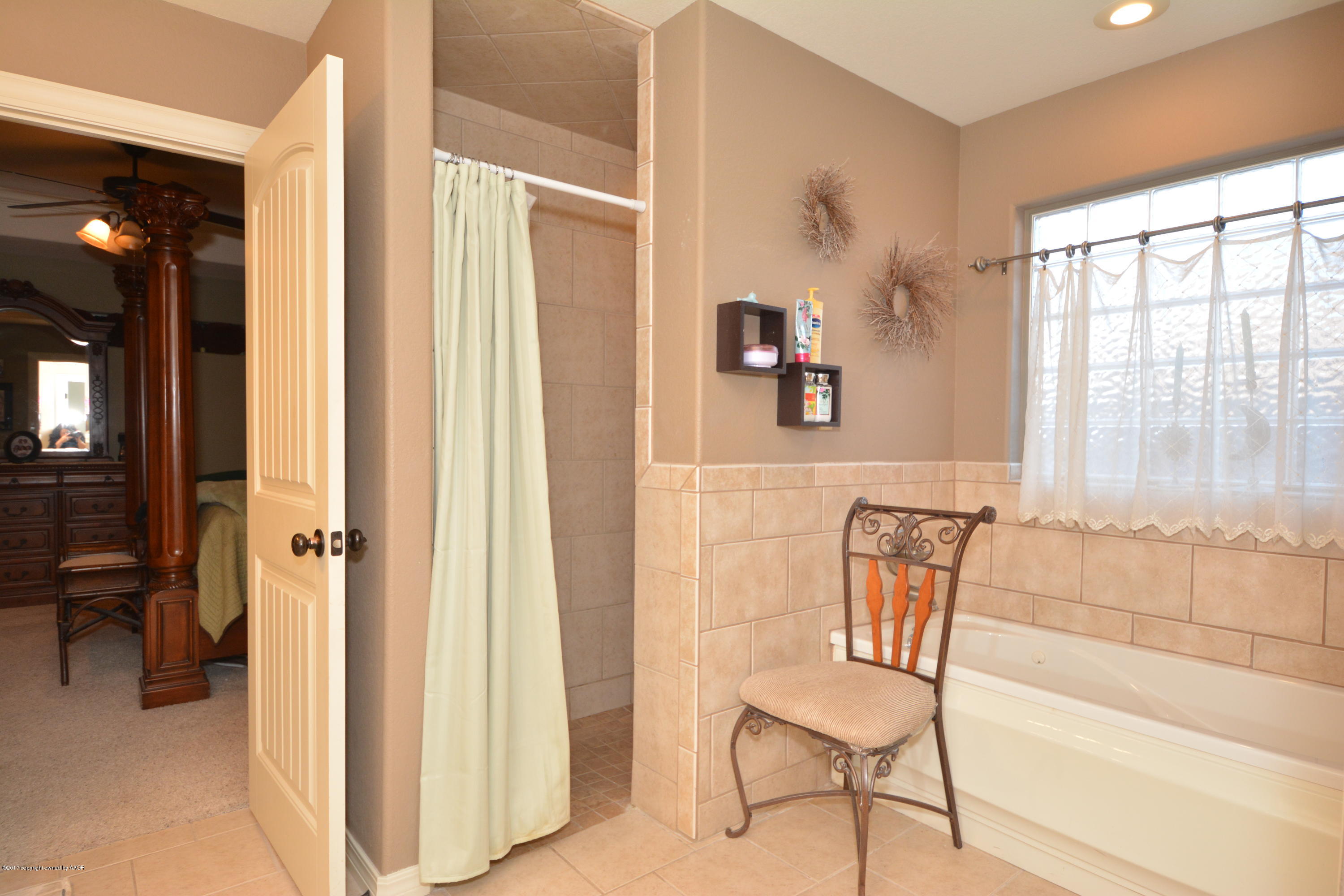 7316 Old Kent Road Amarillo, TX 79109 - Photo 19 of 31 19 Master Bathroom
