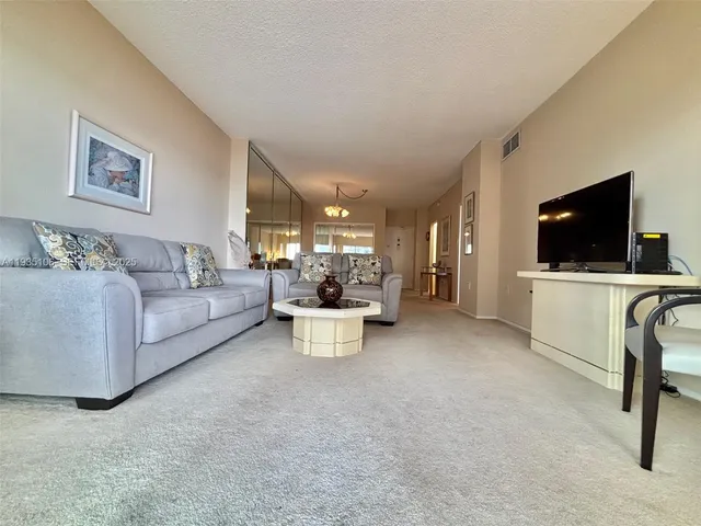 $2,000 | 1950 South Ocean Drive, Unit 9L, Hallandale Beach, FL 33009