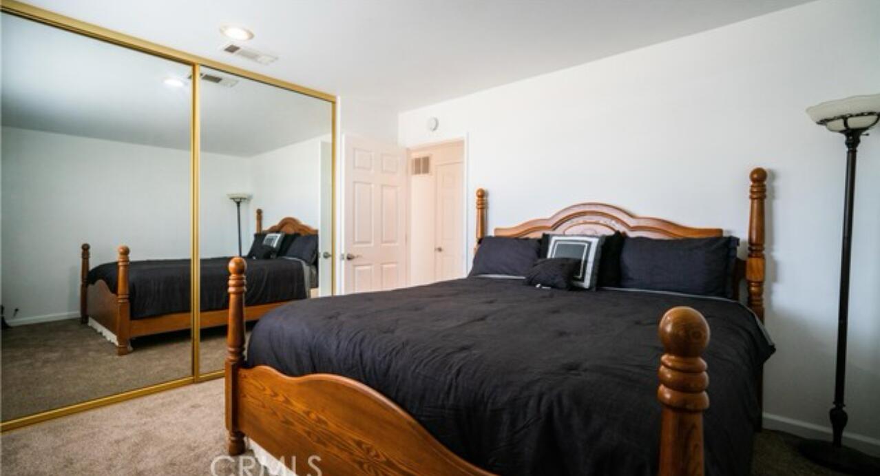 8564 Taft Court Yucca Valley, CA 92284 - Photo 20 of 25 a bed room with a bed and a chair