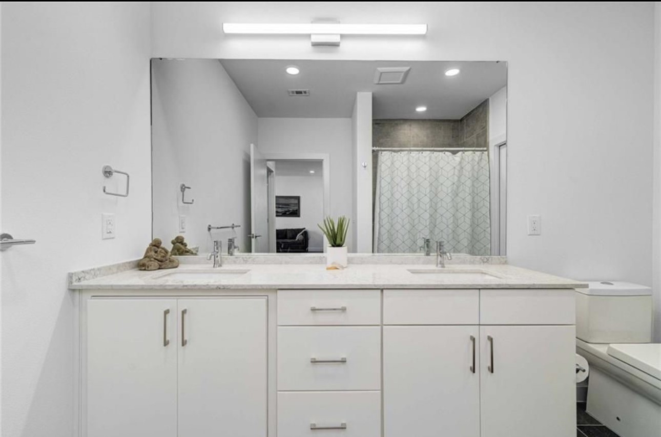 900 South 1st Street, Unit 304 Austin, TX 78704 - Photo 14 of 22 a bathroom with a sink and a mirror