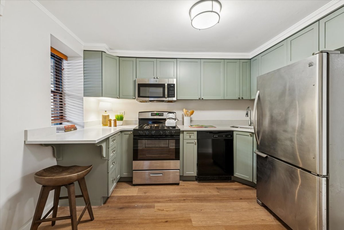 1024 West Byron Street, Unit G Chicago, IL 60613 - Photo 15 of 20 a kitchen with refrigerator cabinets and wooden floor