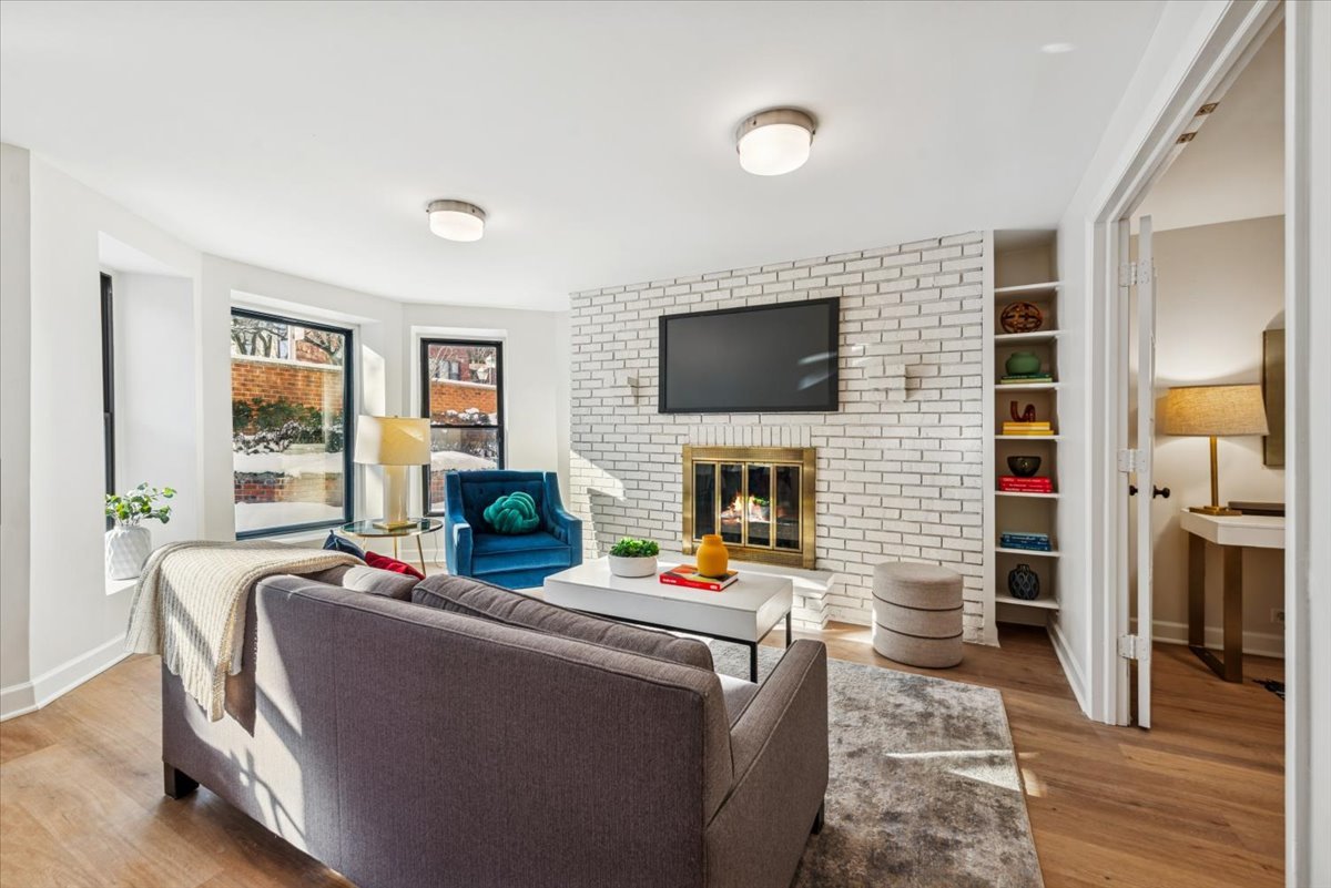 1024 West Byron Street, Unit G Chicago, IL 60613 - Photo 3 of 20 a living room with furniture and a flat screen tv