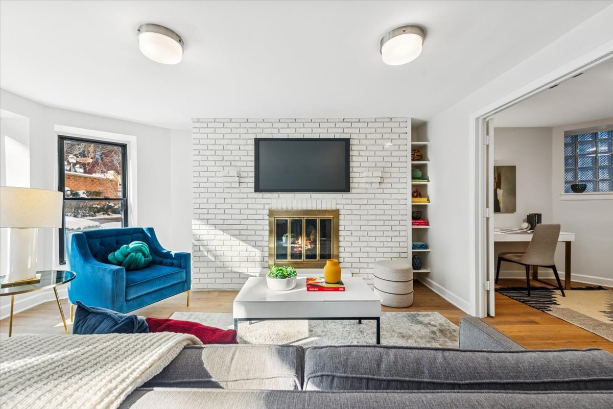 1024 West Byron Street, Unit G Chicago, IL 60613 - Photo 5 of 20 a living room with furniture and a flat screen tv