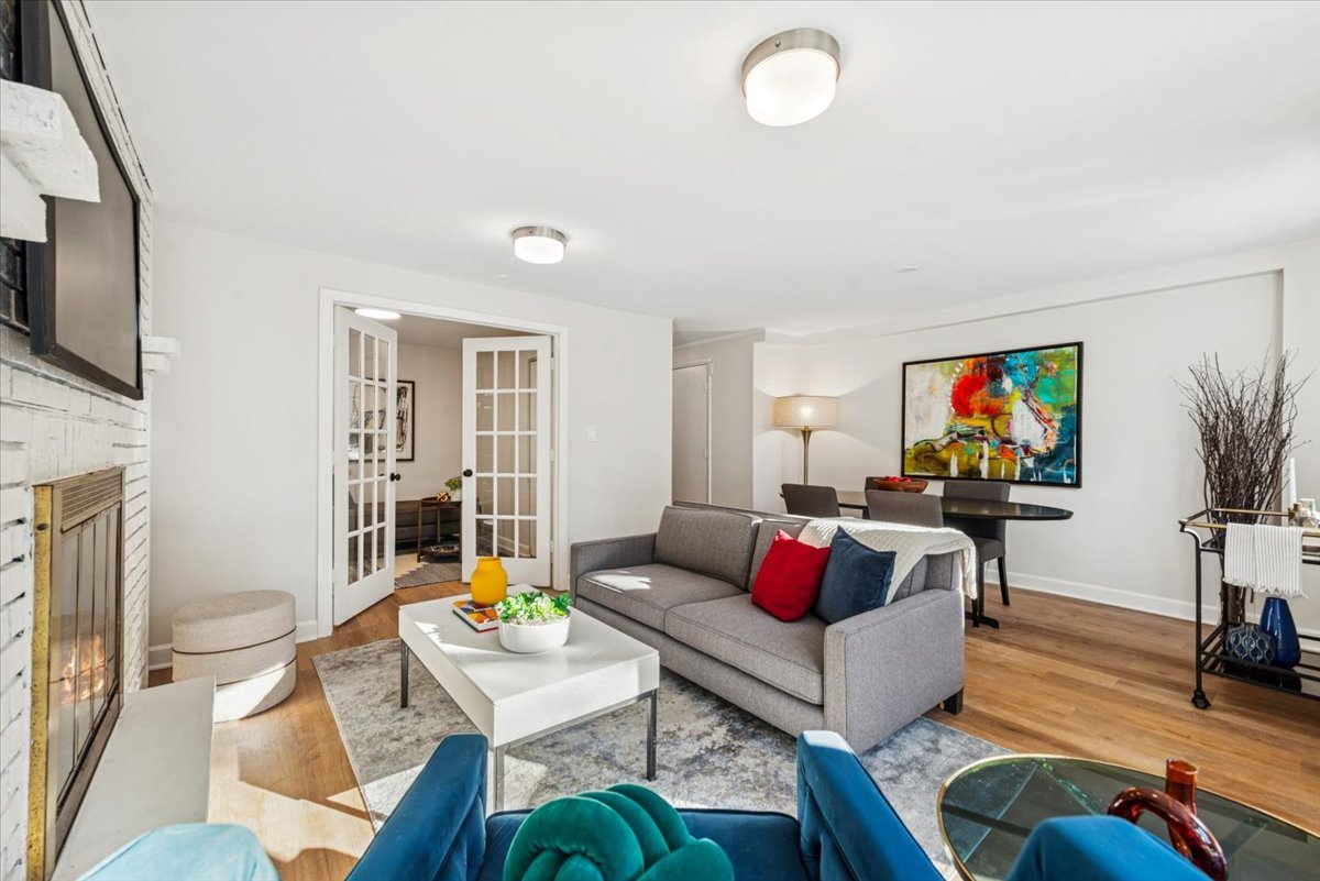 1024 West Byron Street, Unit G Chicago, IL 60613 - Photo 6 of 20 a living room with furniture fireplace and flat screen tv