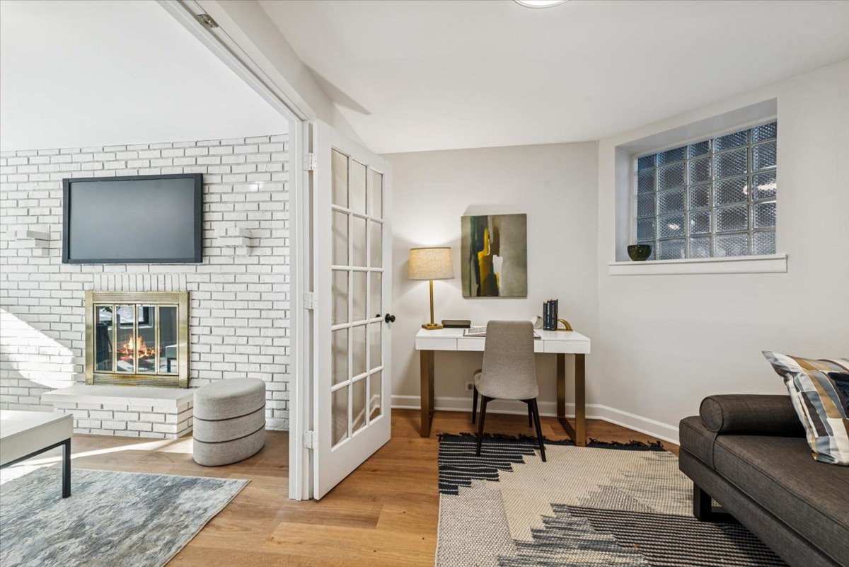 1024 West Byron Street, Unit G Chicago, IL 60613 - Photo 8 of 20 a living room with furniture and a flat screen tv