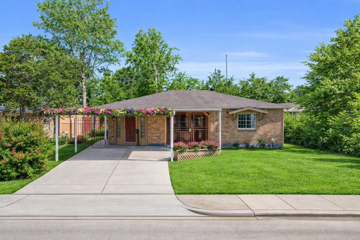 3922 Simsbrook Drive Houston, TX 77045 - Photo 1 of 32 Weclome to 3922 Simsbrook, a great house to call Home!
