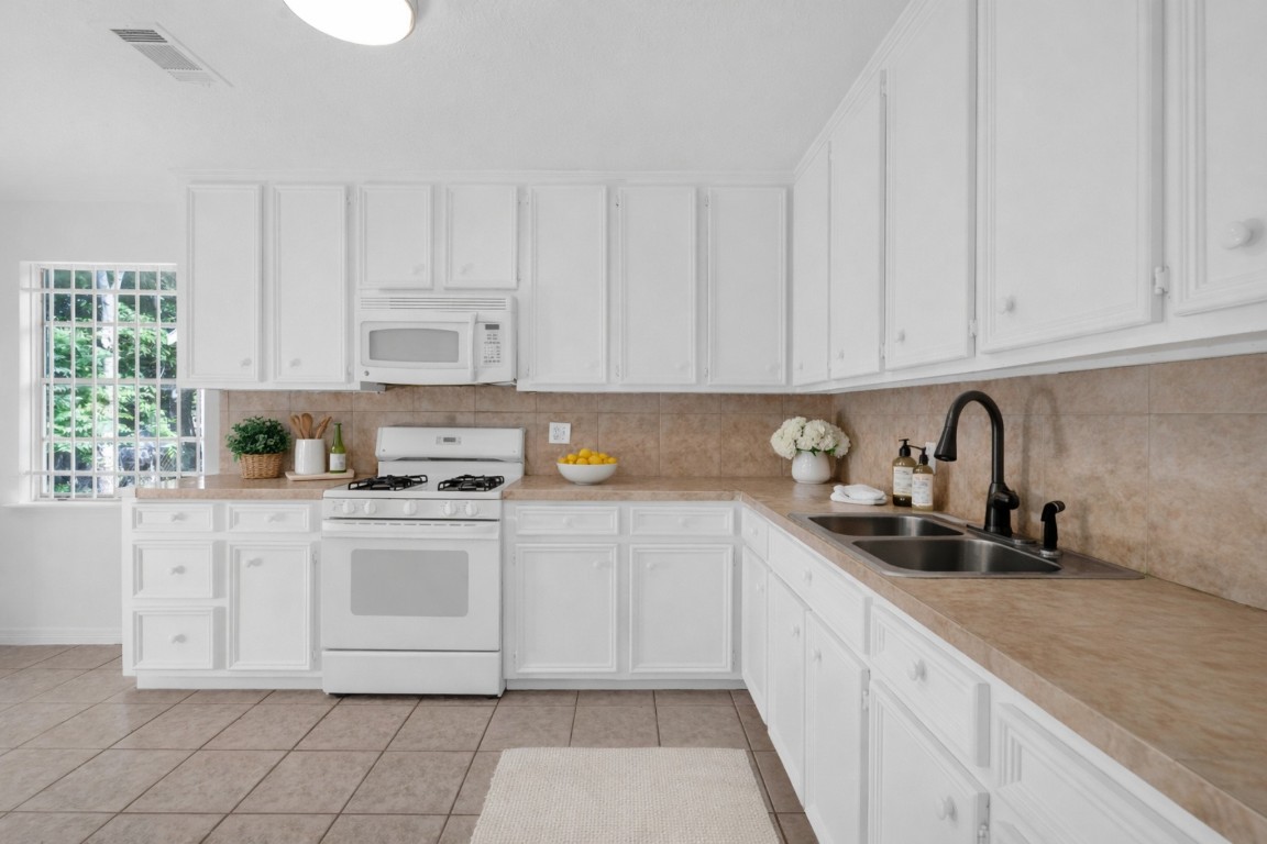 3922 Simsbrook Drive Houston, TX 77045 - Photo 11 of 32 Counter space and cabinets galore in the kithchen!!