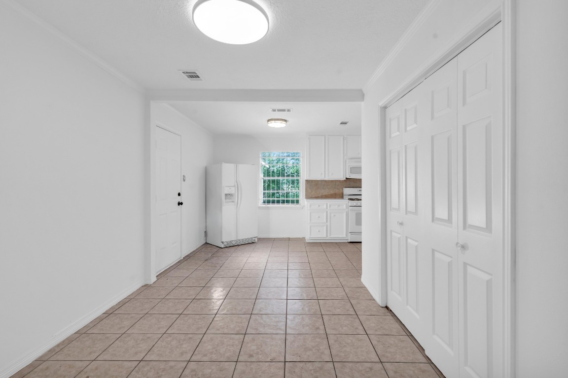 3922 Simsbrook Drive Houston, TX 77045 - Photo 13 of 32 Dining area without the digital staging.