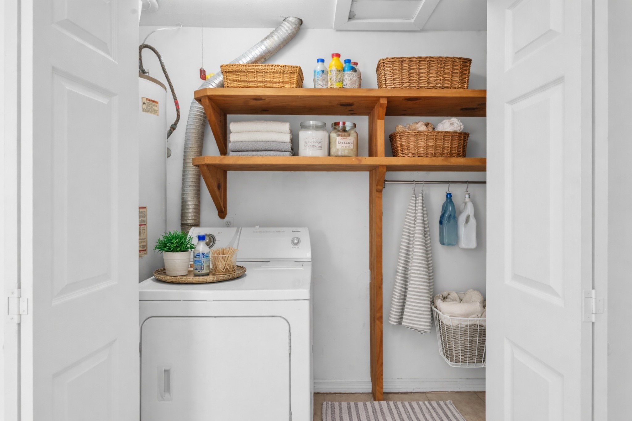 3922 Simsbrook Drive Houston, TX 77045 - Photo 19 of 32 Laundry room is located in the home.