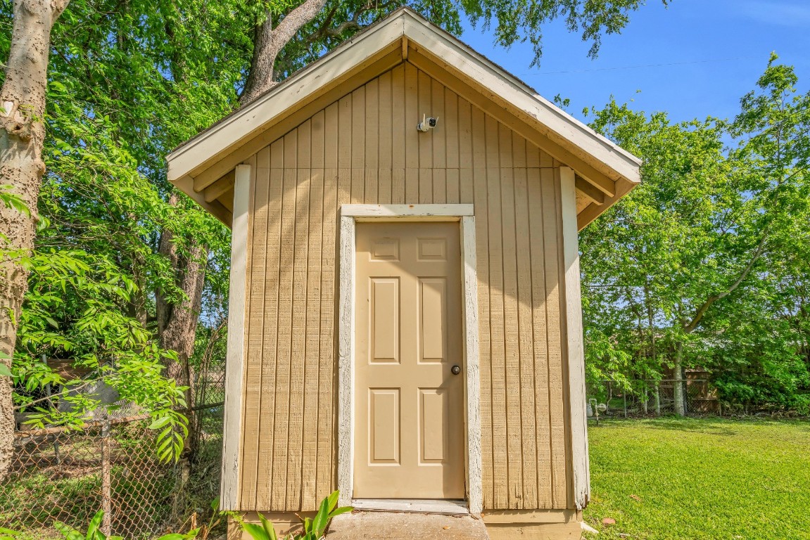 3922 Simsbrook Drive Houston, TX 77045 - Photo 24 of 32 Solid, well built Storage Shed.
