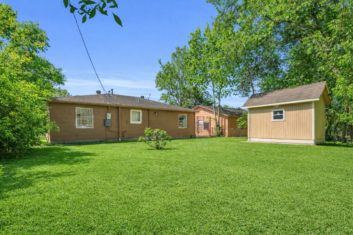 3922 Simsbrook Drive Houston, TX 77045 - Photo 28 of 32 Spacious back yard!
