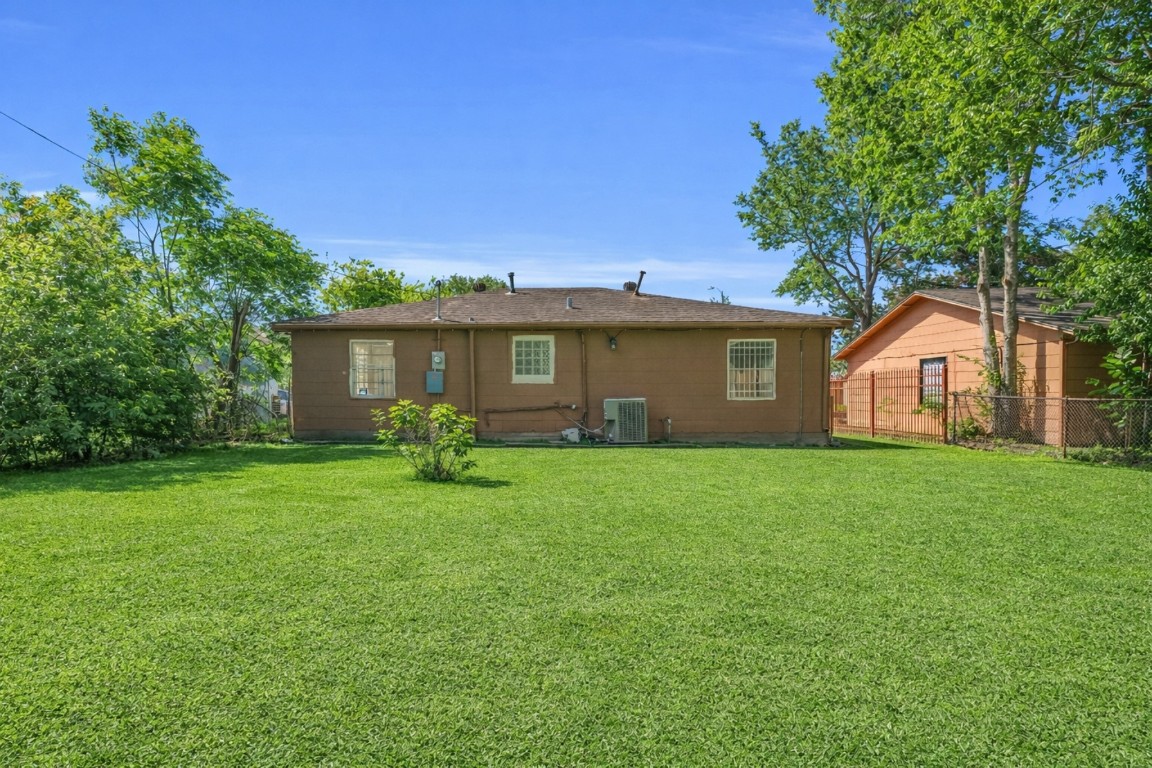 3922 Simsbrook Drive Houston, TX 77045 - Photo 29 of 32 Yard is fully fenced.
