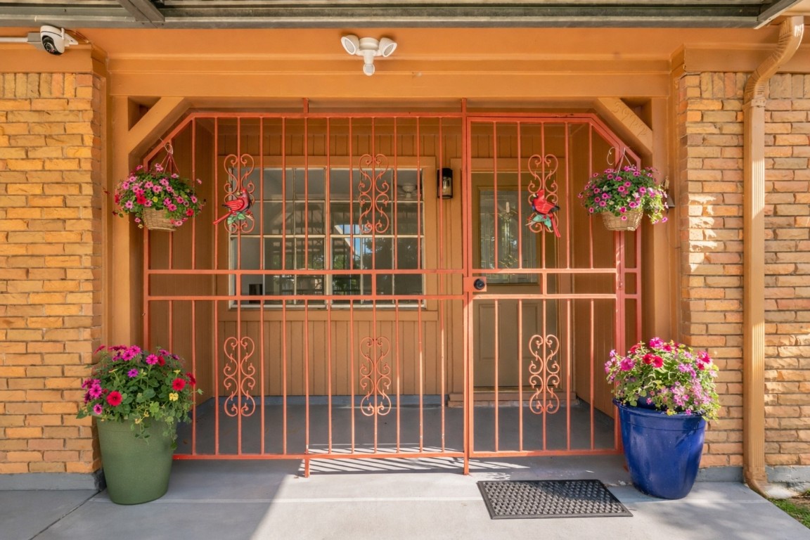 3922 Simsbrook Drive Houston, TX 77045 - Photo 3 of 32 Cozy front entrance porch.