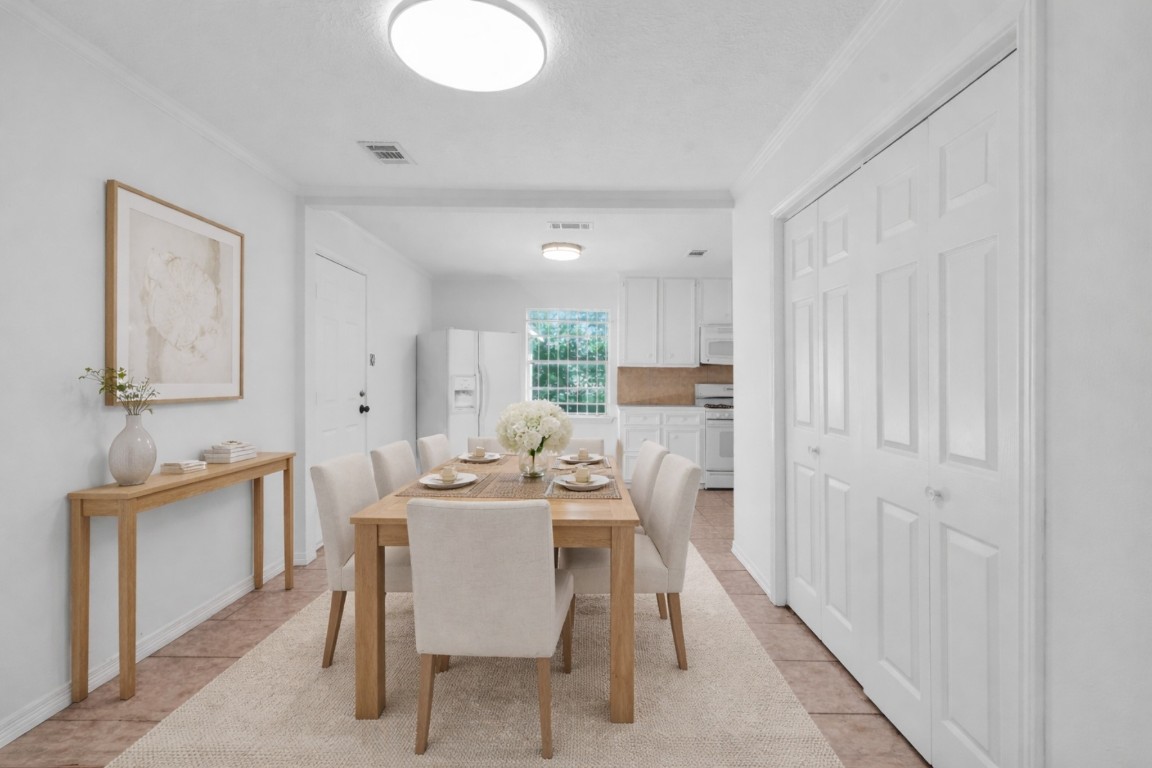 3922 Simsbrook Drive Houston, TX 77045 - Photo 5 of 32 Dining area, warn and cozy, ready for your family dinners!