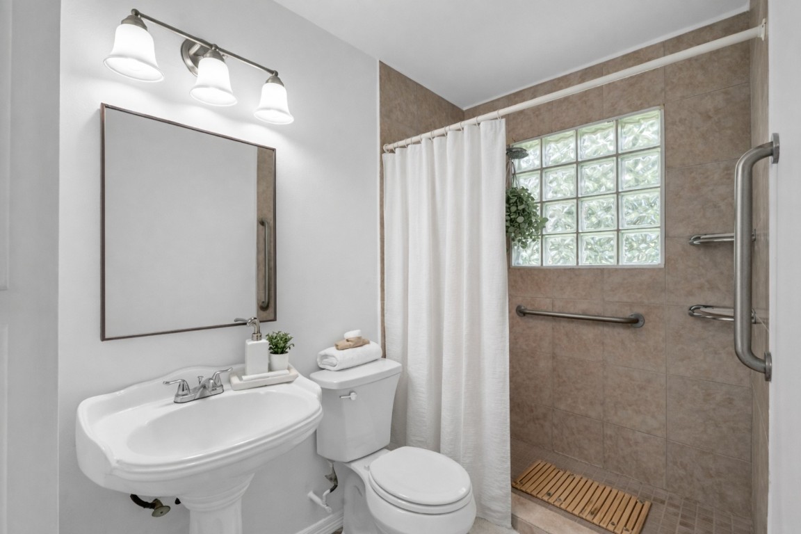 3922 Simsbrook Drive Houston, TX 77045 - Photo 10 of 32 Main Bathroom.