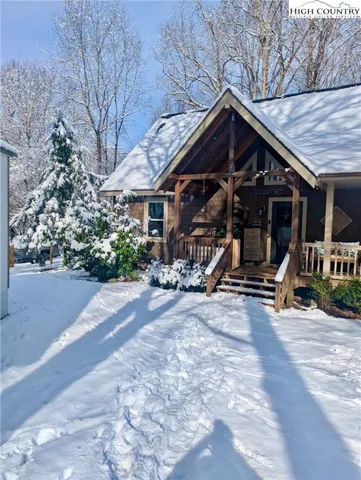 a view of a house with yard and trees