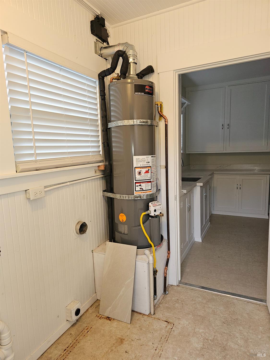 412 Lincoln Street Santa Rosa, CA 95401 - Photo 24 of 35 a bathroom with a tub and shower