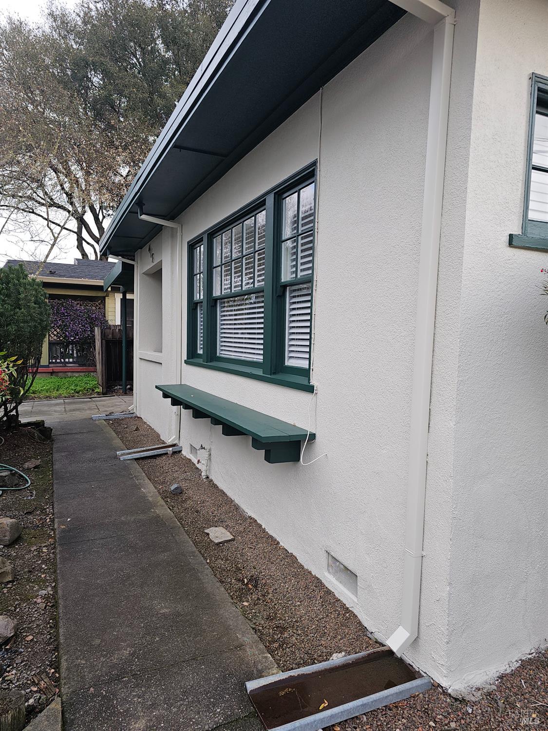 412 Lincoln Street Santa Rosa, CA 95401 - Photo 25 of 35 a living room with furniture