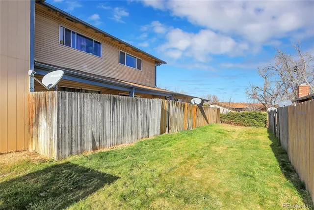 a view of backyard with pathway