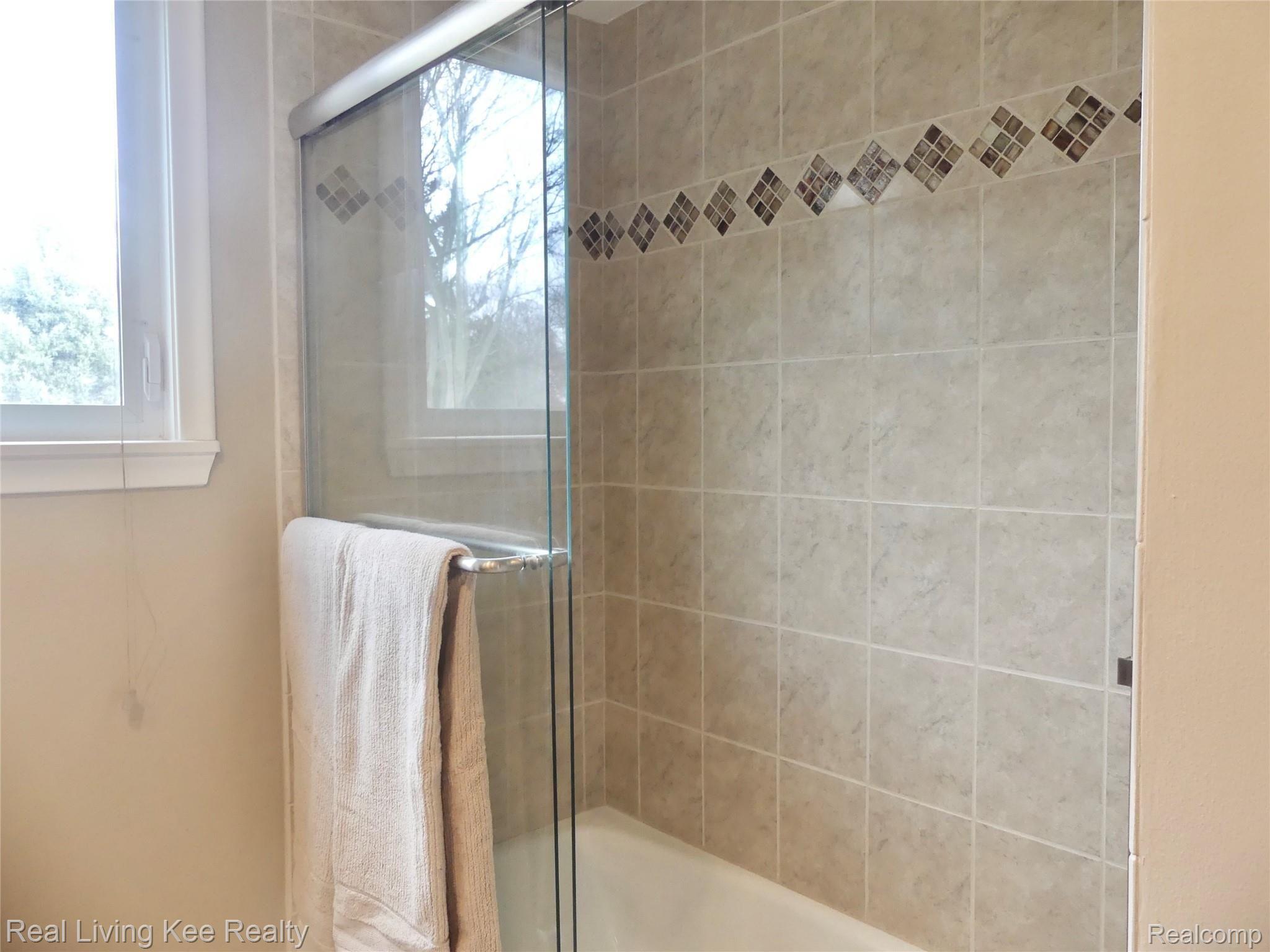 67 Cedarwald Drive Rochester, MI 48306 - Photo 36 of 49 Updated shower in full bath upstairs