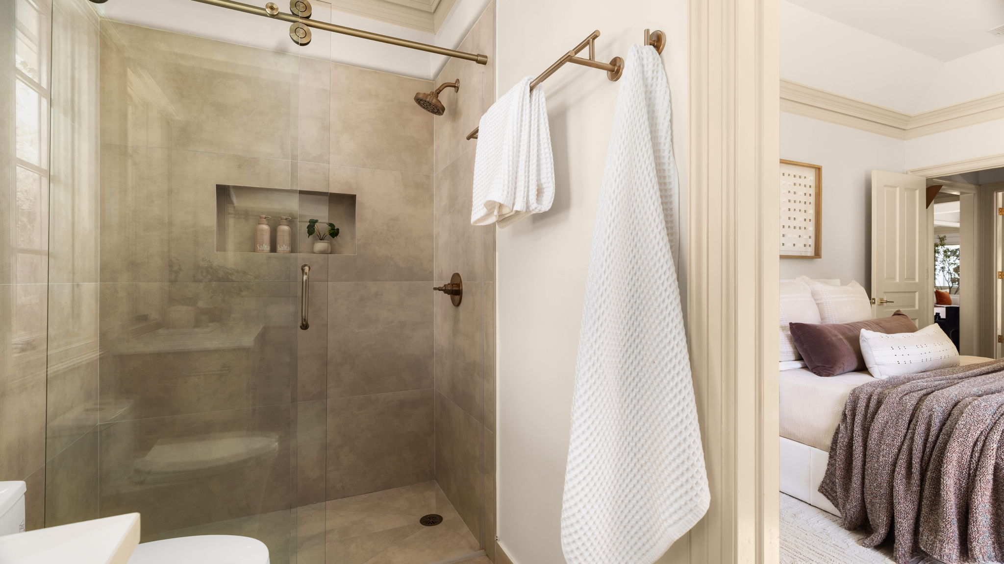 2036 Wimberly Lane Austin, TX 78735 - Photo 19 of 40 En suite bathroom