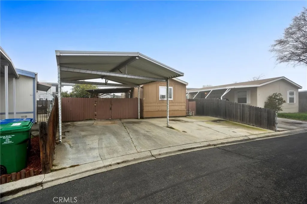 14035 Rosedale Highway, Unit 7 Bakersfield, CA 93301 - Photo 2 of 31 a view of back yard of the house