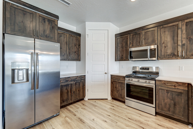 2072 W. 320 S. Hurricane, UT 84737 - Photo 15 of 46 Quartz Counters, LVP Flooring