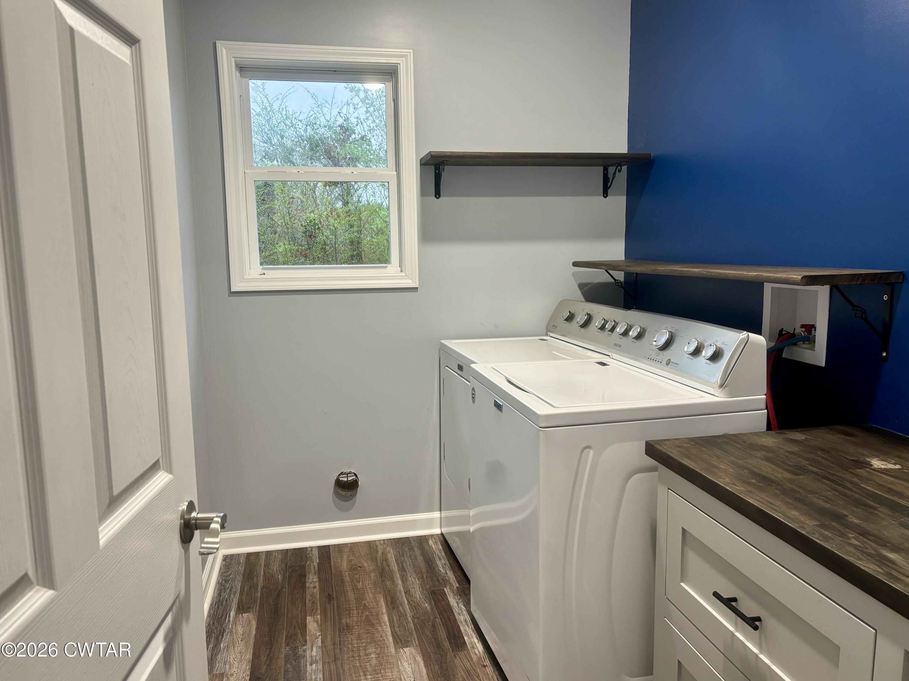 129 Gunner Lane Lexington, TN 38351 - Photo 6 of 19 a utility room with dryer and washer