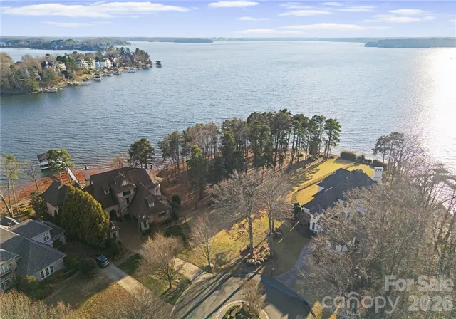 a view of a very nice looking building