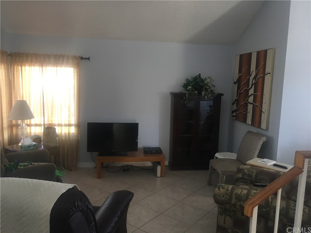 1712 Deanna Way Redlands, CA 92374 - Photo 4 of 11