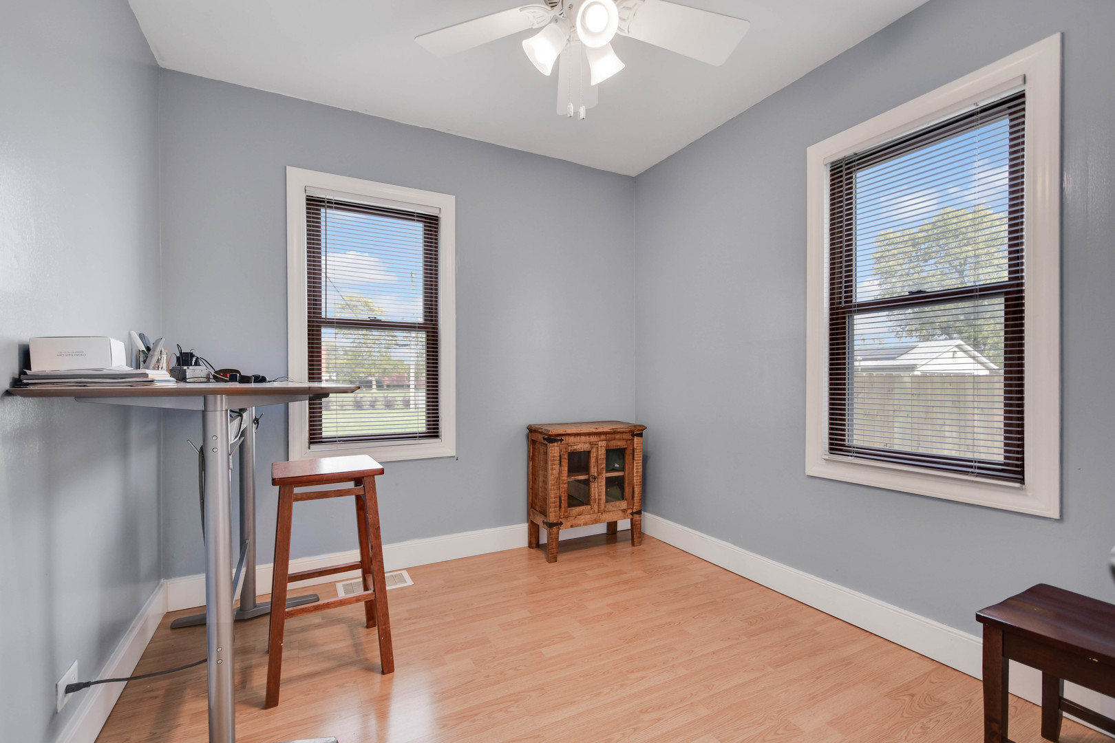 7828 Suburban Lane Bridgeview, IL 60455 - Photo 9 of 20 a livingroom with workspace and a window